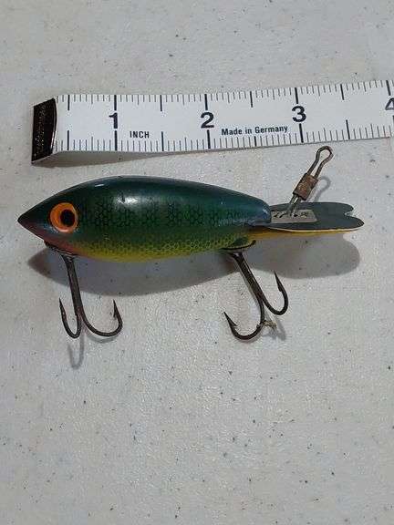 early fishing lures.com Vintage Pflueger Enterprise Wizard Wooden Minnow Lure For Sale after collecting old fishing tackle since 1958 and contributing articles on old fishing lures for a collector magazine for several years started researching and writing books in the 1990s Classic Fishing Lures Identification and