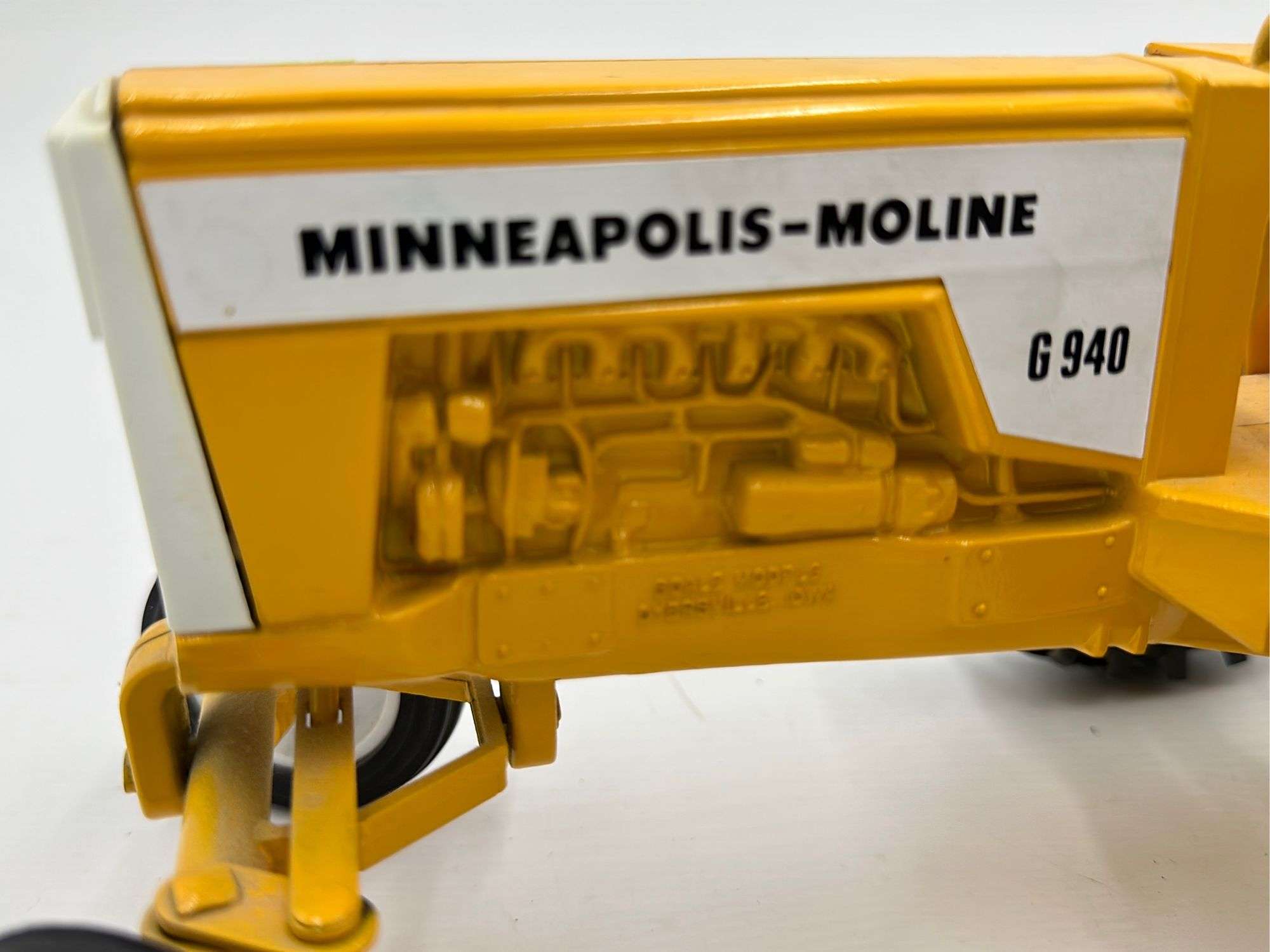Minneapolis Moline G940 Tractor 1/16 Scale ERTL - Kaufman Realty