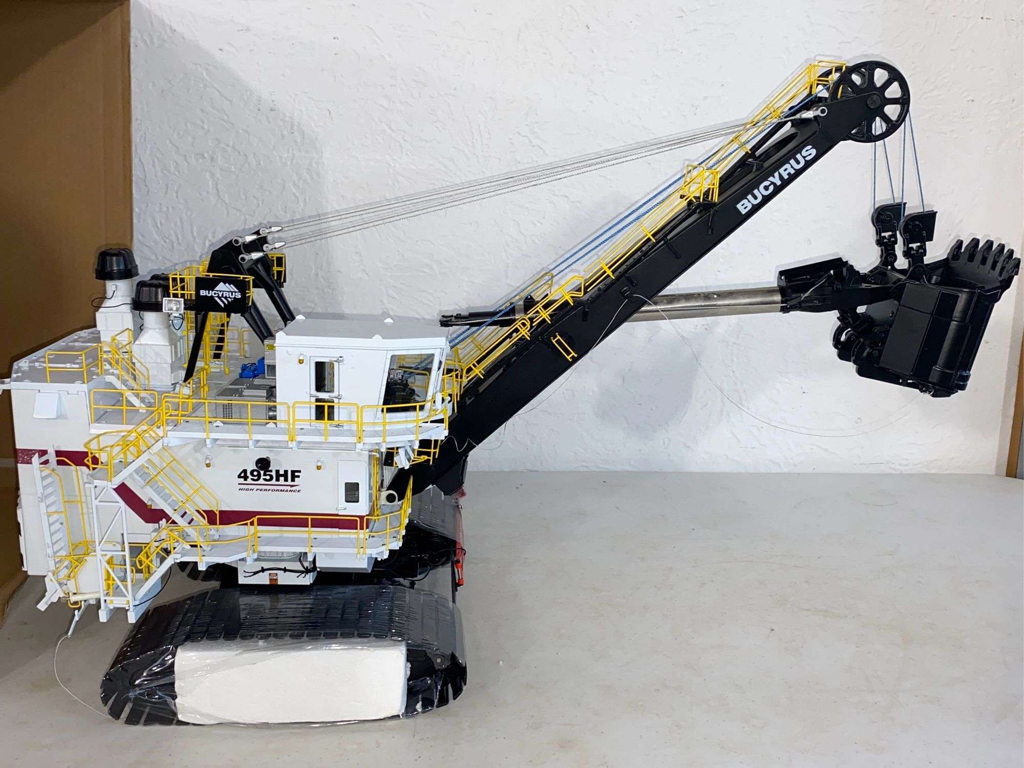 鉄バラフォン M Bucyrus 495 HF,1:50 Scale,Electric Mining Shovel - Kaufman Realty