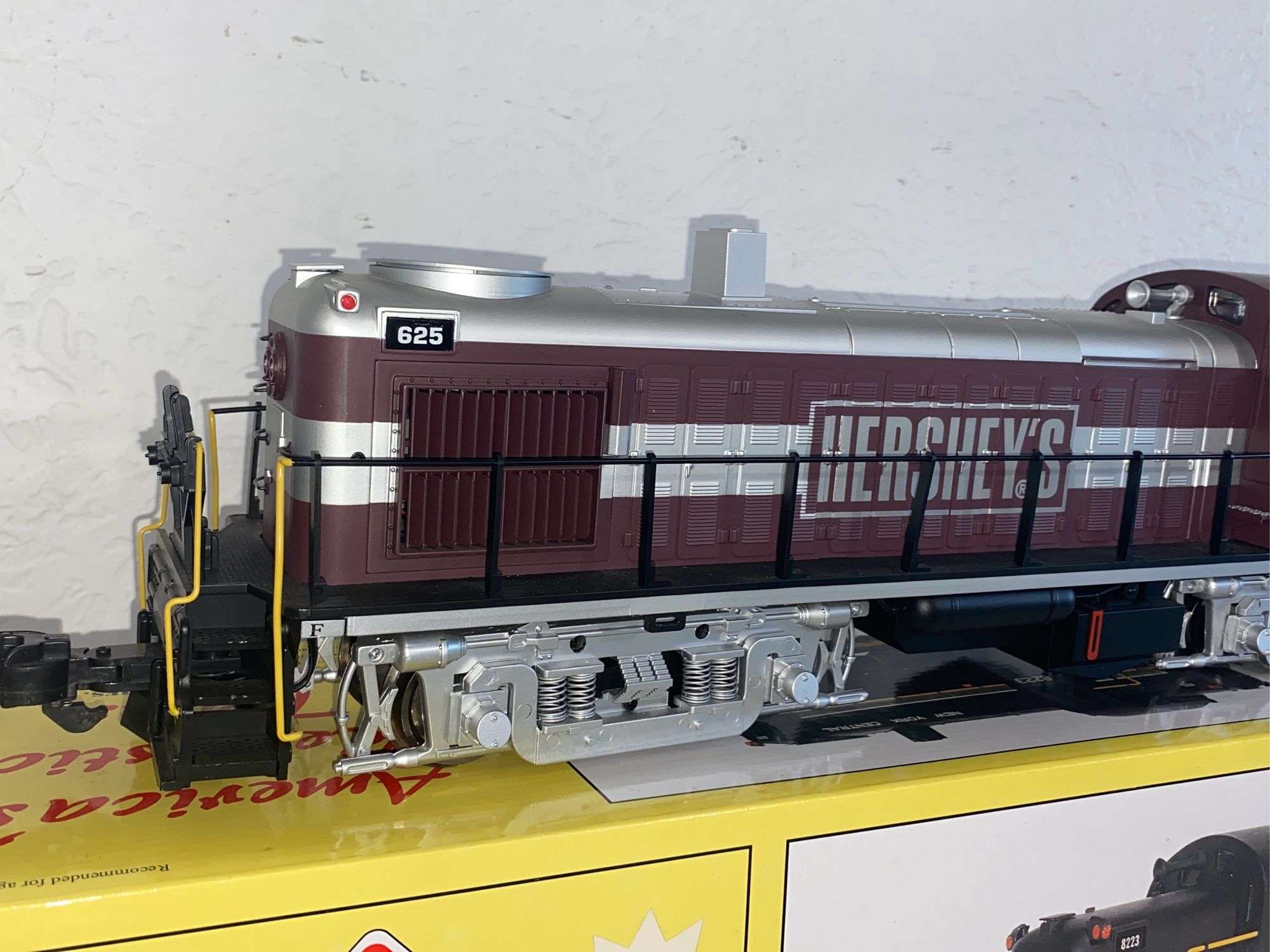 G-RAP【LOCOMOTIVE】COSHER Hersheys Alco RS-3 Diesel Locomotive, G Scale,#625,24.5” - Kaufman
