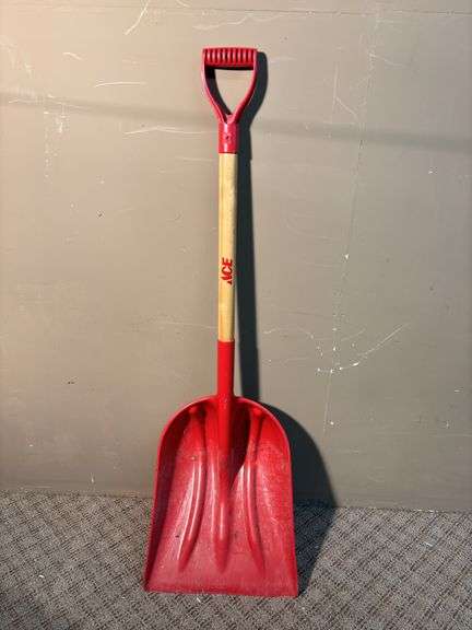 Plastic shovel