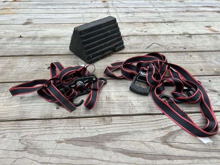 (2) ratchet straps & tire block