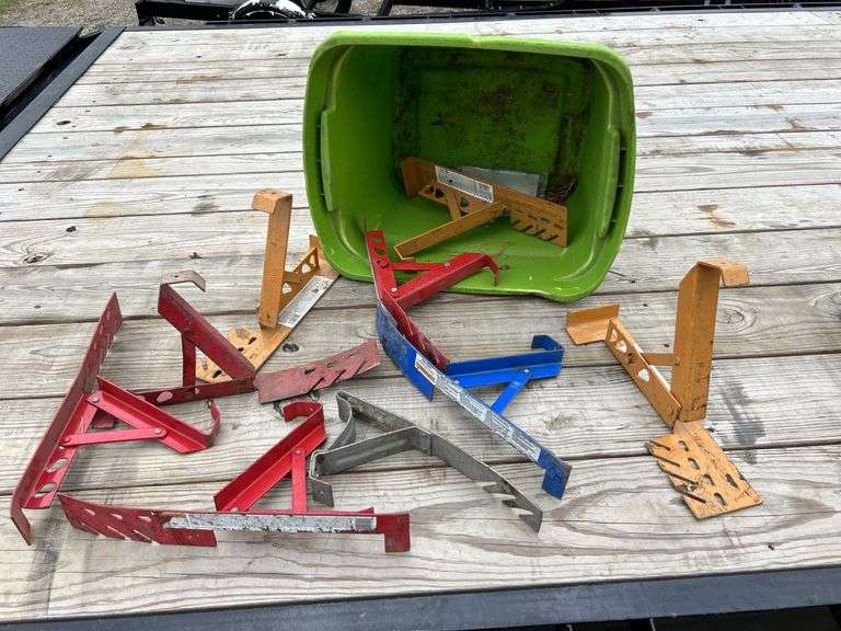 Tote of adjustable roof brackets