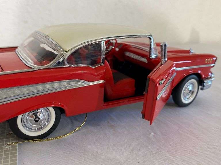 自動車 Franklin mint General Motors BelAir 1/24 1957 Chevrolet Bel Air - Red/White 1:24 Diecast Replica by