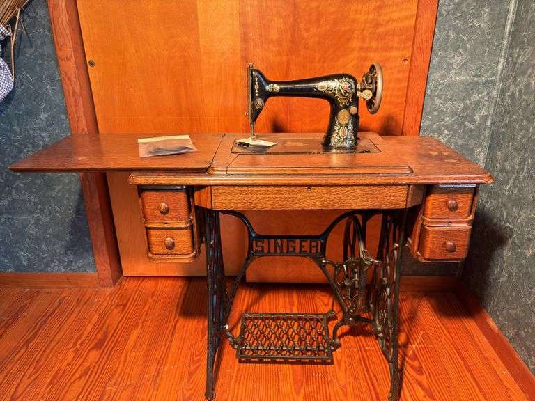 Vintage Singer sewing machine, & cabinet, comes with new belt