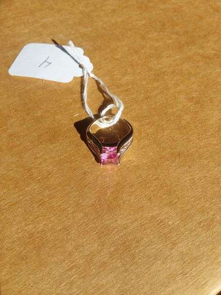 10 KARAT GOLD RING WITH DIAMONDS AND PINK STONE