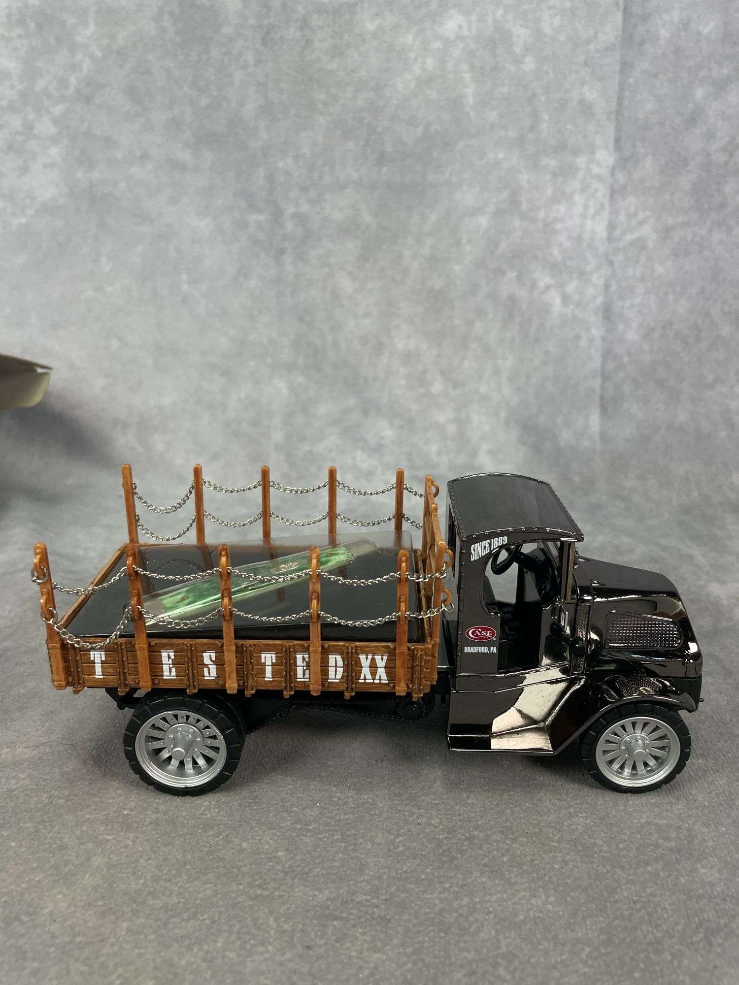 1918 MACK A C BULLDOG FLATBED TRUCK WITH CASE GUNSTOCK JIGGED