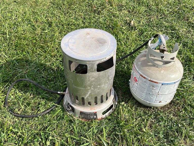 Dyna- Glo propane heater w/ propane tank - untested