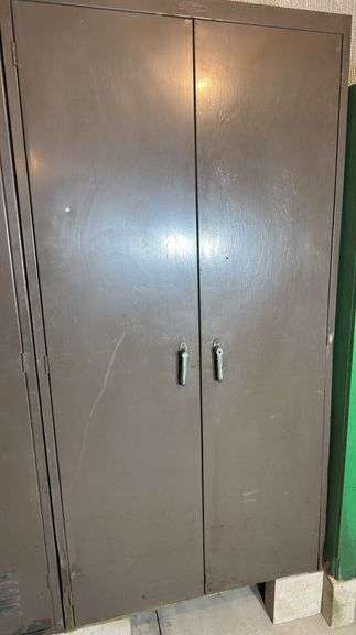 39X19x72.5. Set of 2 Door Lockers.