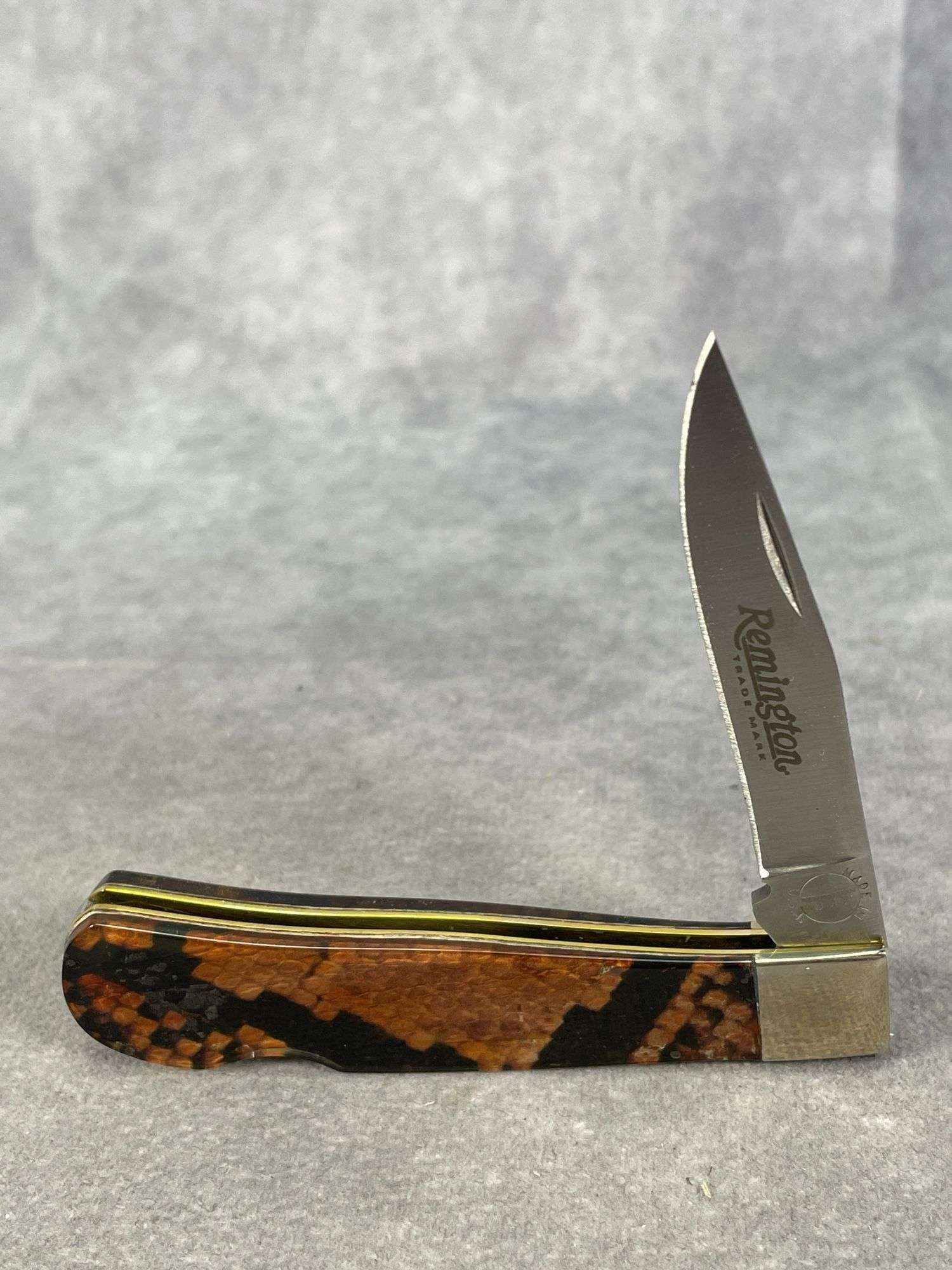 CUSTOM REMINGTON R1173L BROWN SEA SNAKE SKIN 1-BLADE KNIFE