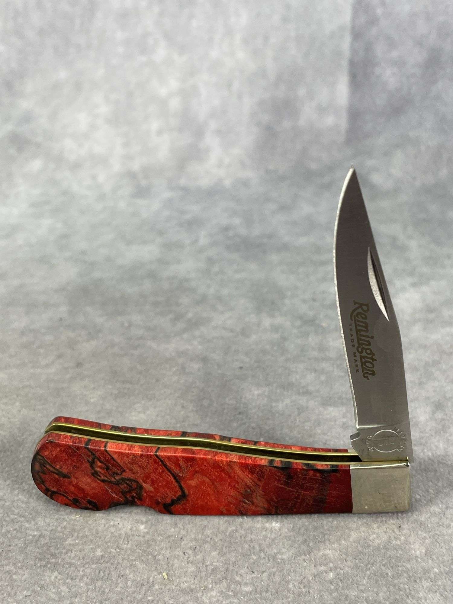 REMINGTON R1173L CUSTOM SPALTED RED OAK HANDLE 1-BLADE KNIFE