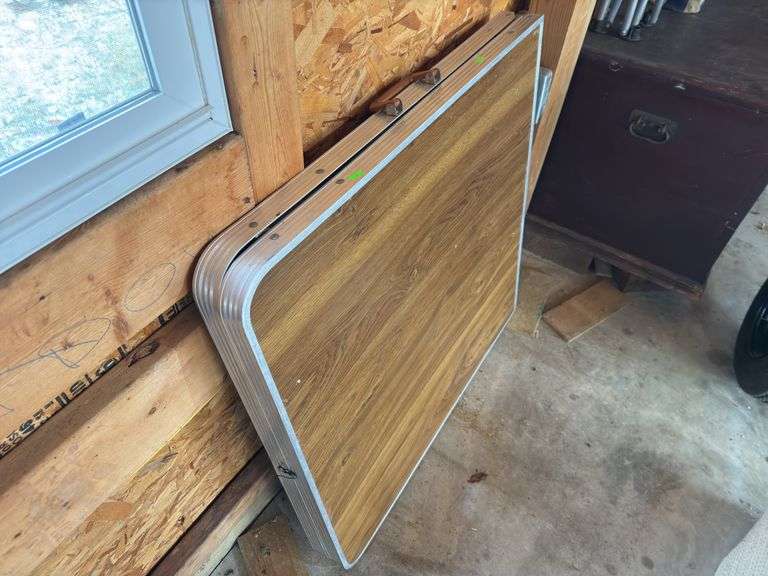 Folding table