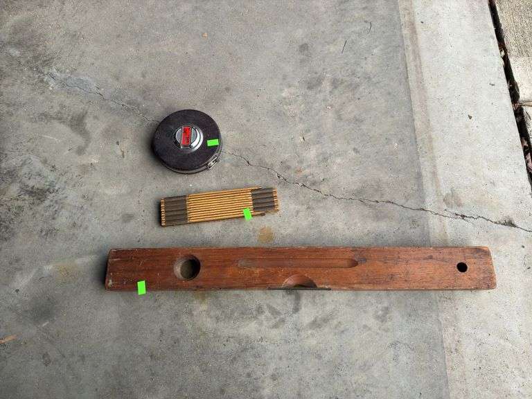 Level and measuring tools