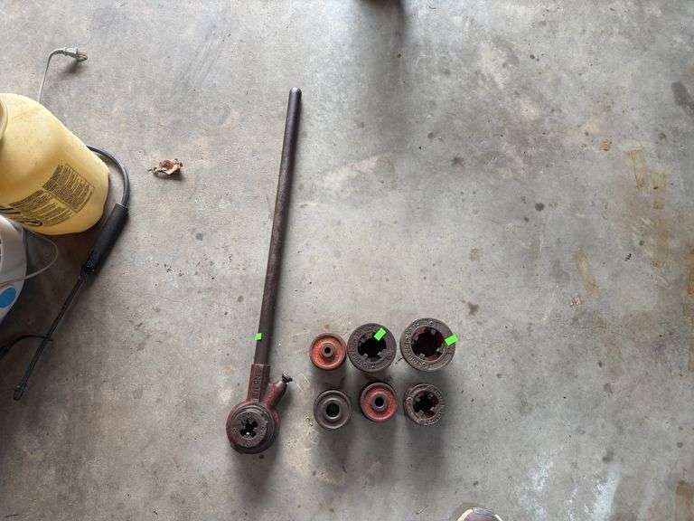 Pipe threader with dyes ￼