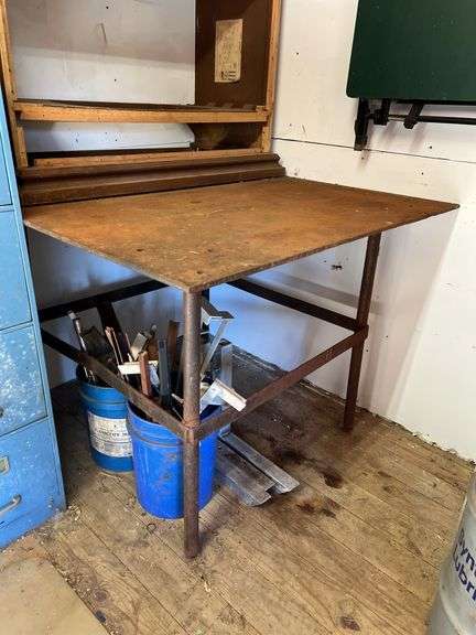 Steel table/ aprox 48"x50"x34" VERY HEAVY!!