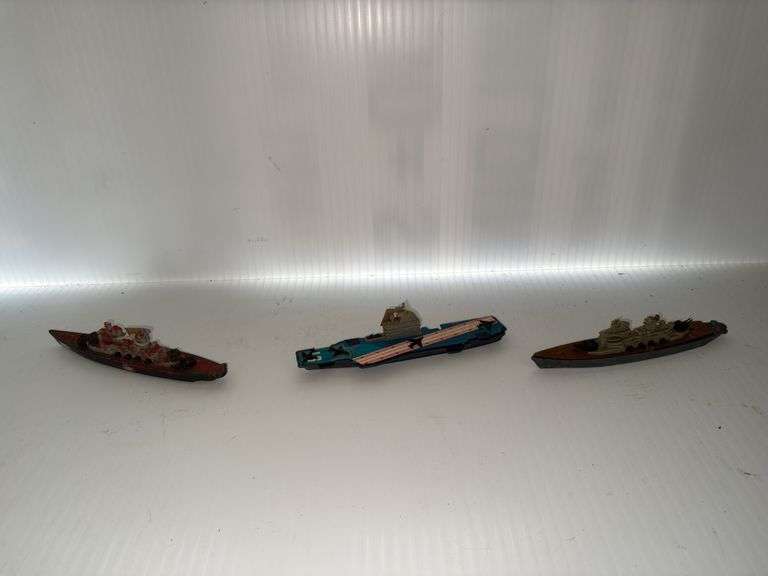 (3) Boat Figures