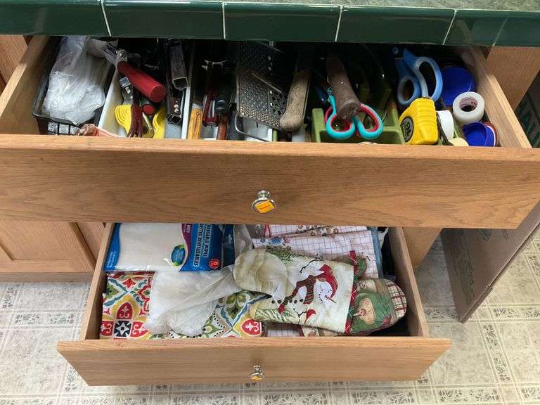 Contents of 2 Kitchen Cabinets