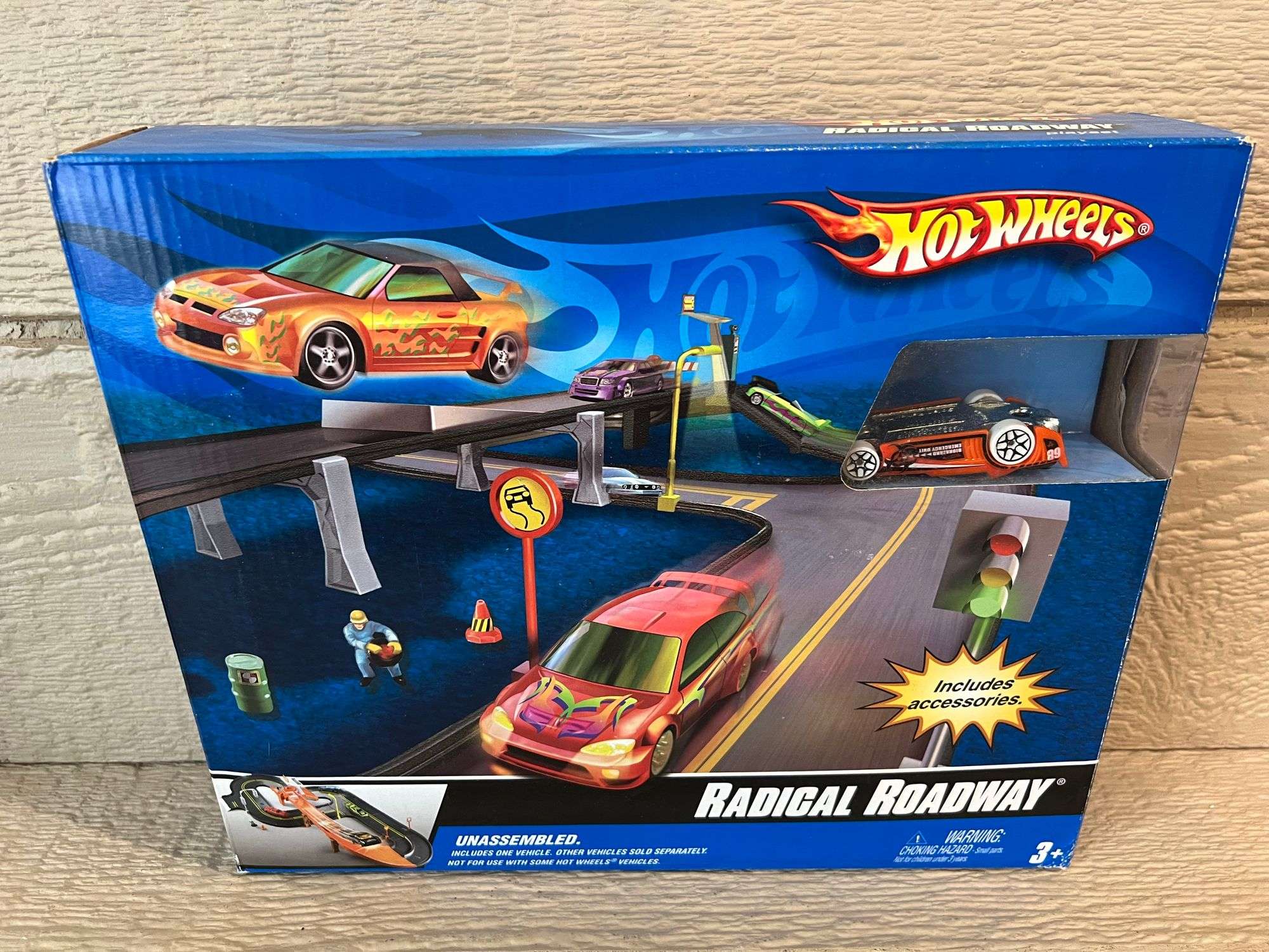 HOT WHEELS RADICAL ROADWAY SET - Kaufman Realty & Auctions