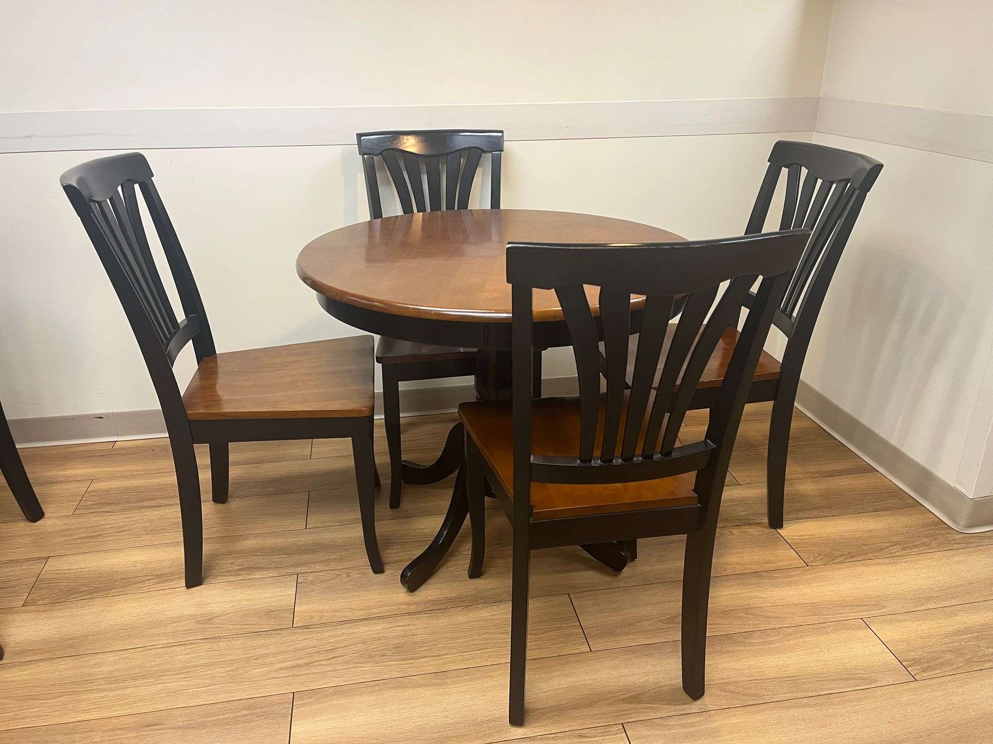 Table w/ 4 Chairs
