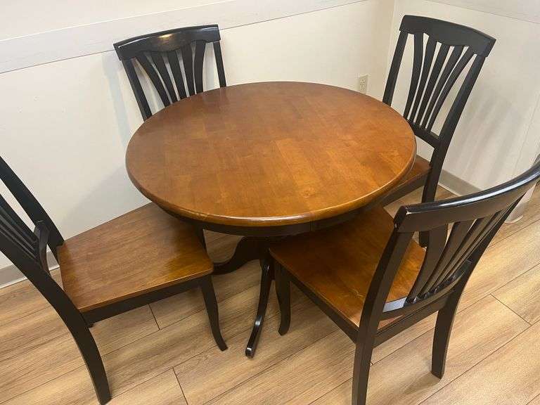 Table w/ 4 Chairs
