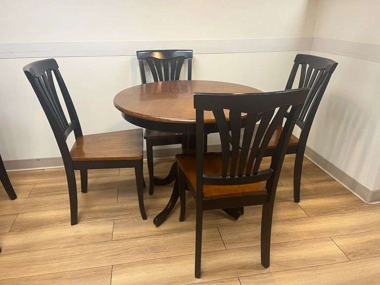 Table w/ 4 Chairs