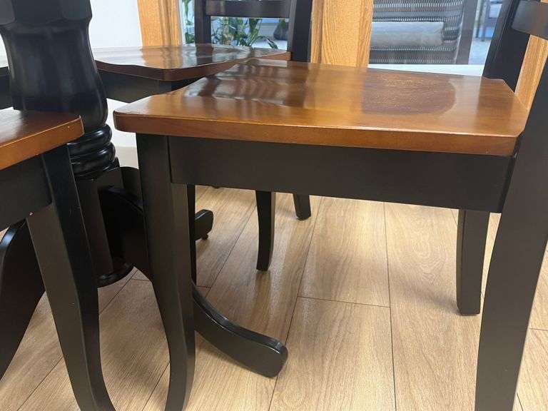 Table w/ 4 Chairs
