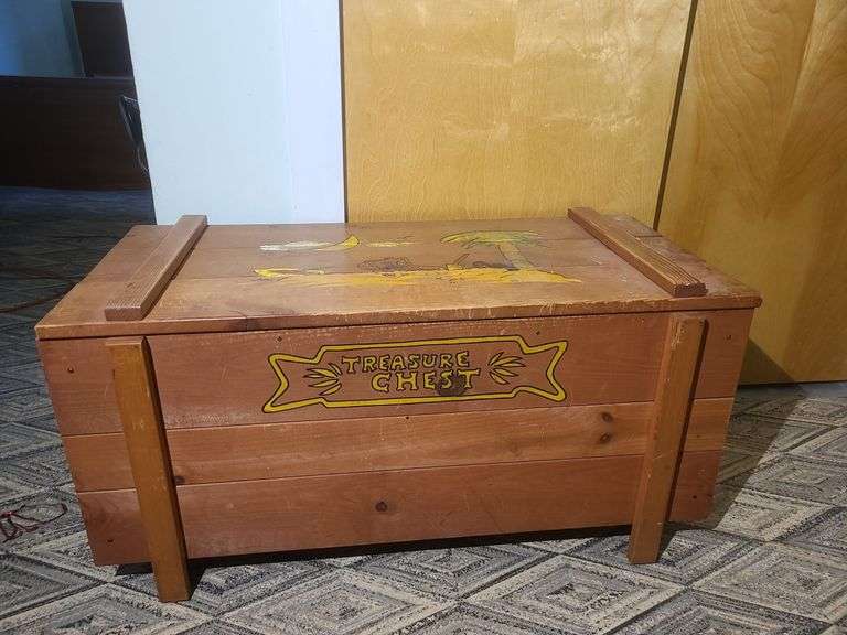 VINTAGE TREASURE CHEST TOY BOX - Kaufman Realty & Auctions