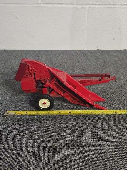 INTERNATIONAL TOY CORN PICKER