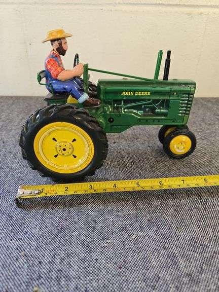 JOHN DEERE B TRACTOR WITH DRIVER