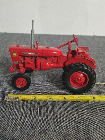 INTERNATIONAL FARMALL 140 TOY TRACTOR