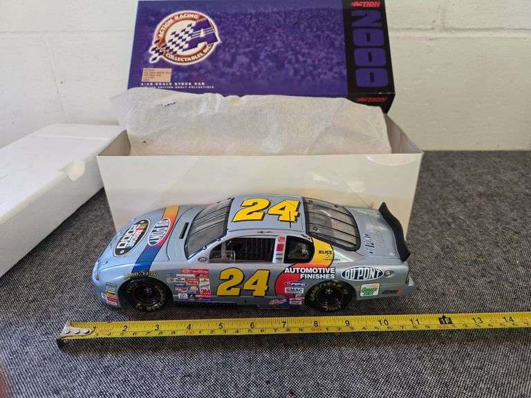 2000 NASCAR JEFF GORDON 1:18 SCALE DIE CAST STOCK CAR NIB