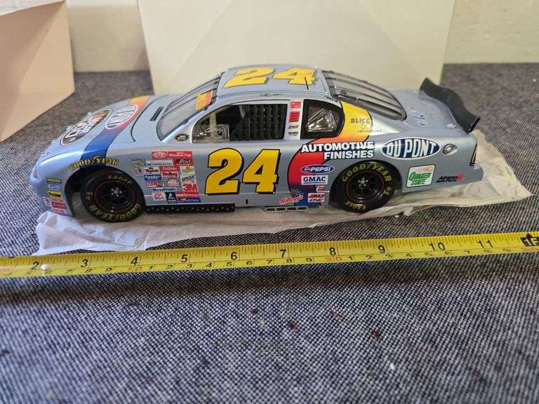 2000 NASCAR JEFF GORDON 1:18 SCALE DIE CAST STOCK CAR NIB