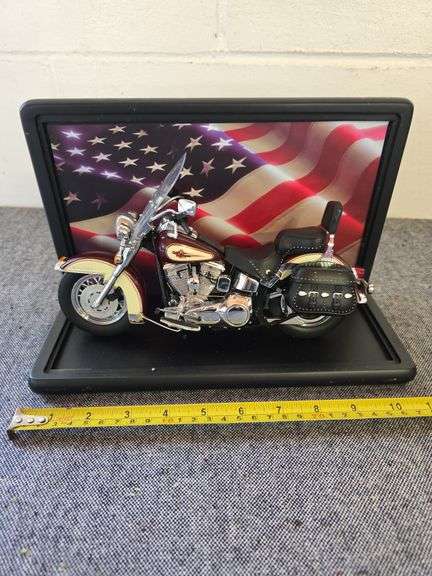 HARLEY DAVIDSON TOY MOTORCYCLE IN CASE