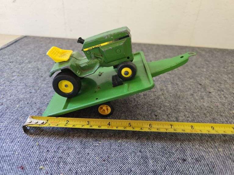 JOHN DEERE TOY TRACTOR AND TRAILER