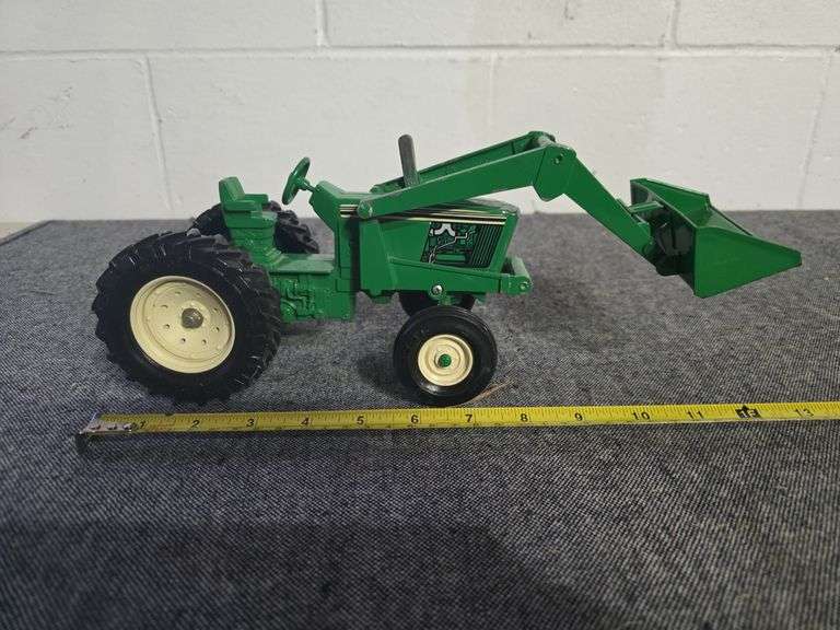 GREEN TRACTOR WITH BLADE