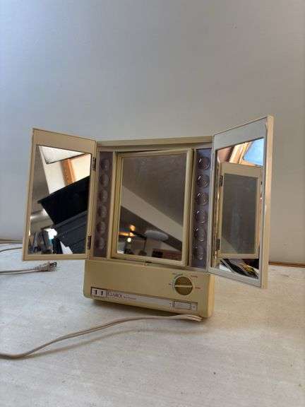 Lighted makeup mirror