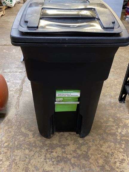 Trash barrel & trash cans(has broken lid)