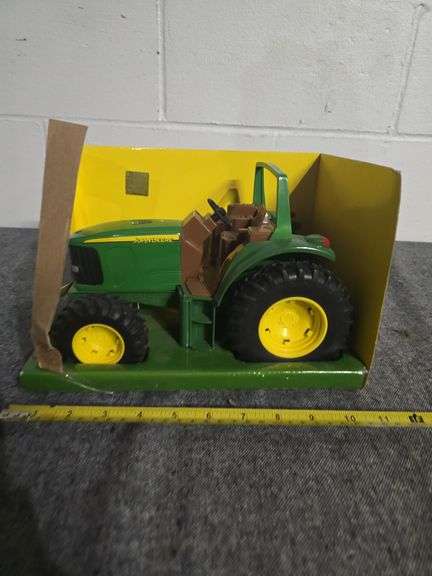 JOHN DEERE TOY TRACTOR