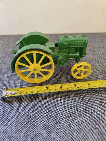 SMALL JOHN DEERE TRACTOR