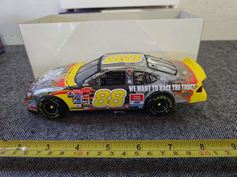 2001 NASCAR DALE JARRETT 1:24 SCALE PLASTIC STOCK CAR NIB