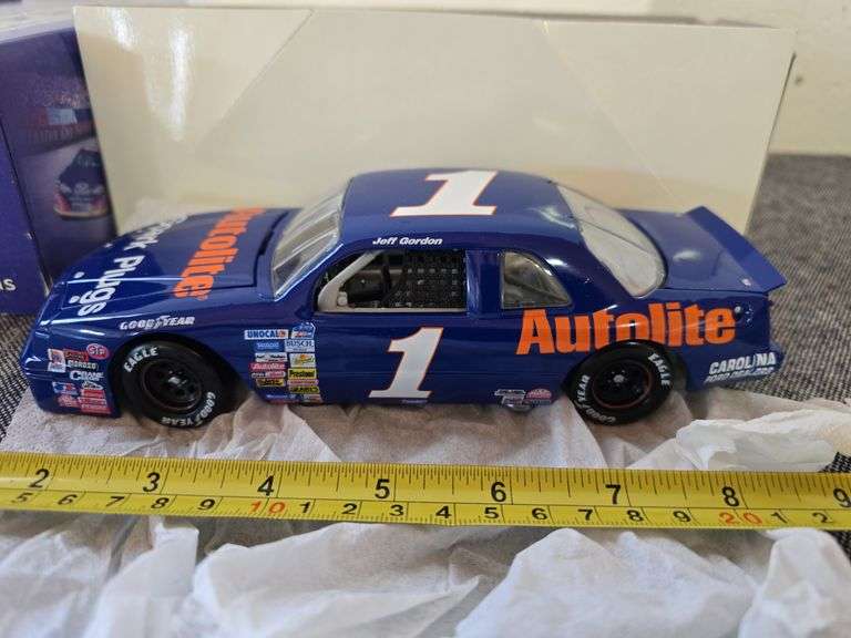 2002 JEFF GORDON NASCAR 1:24 SCALE DIE CAST STOCK CAR NIB