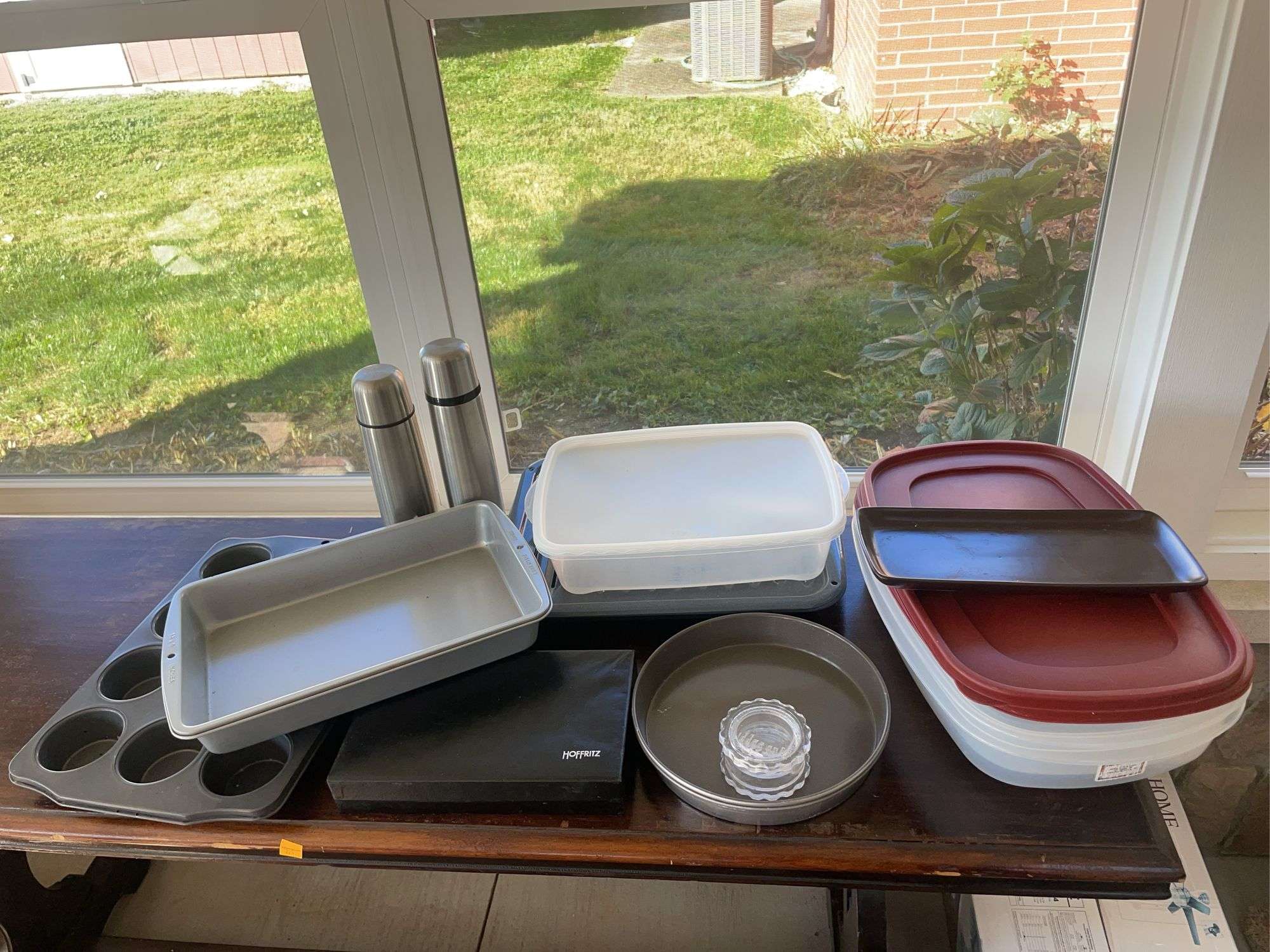 Lot of kitchen items including Rubbermaid containers, cupcake & cake pan & more