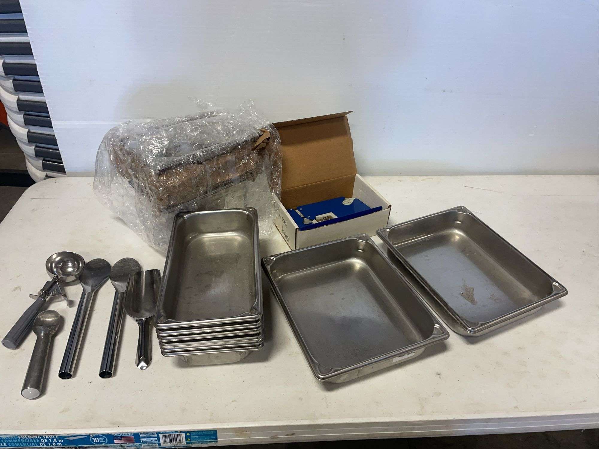 Ice cream scoops and holders