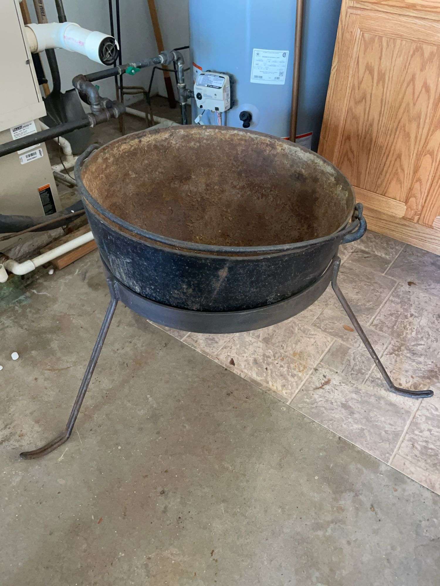 Large cast iron kettle w/ stand