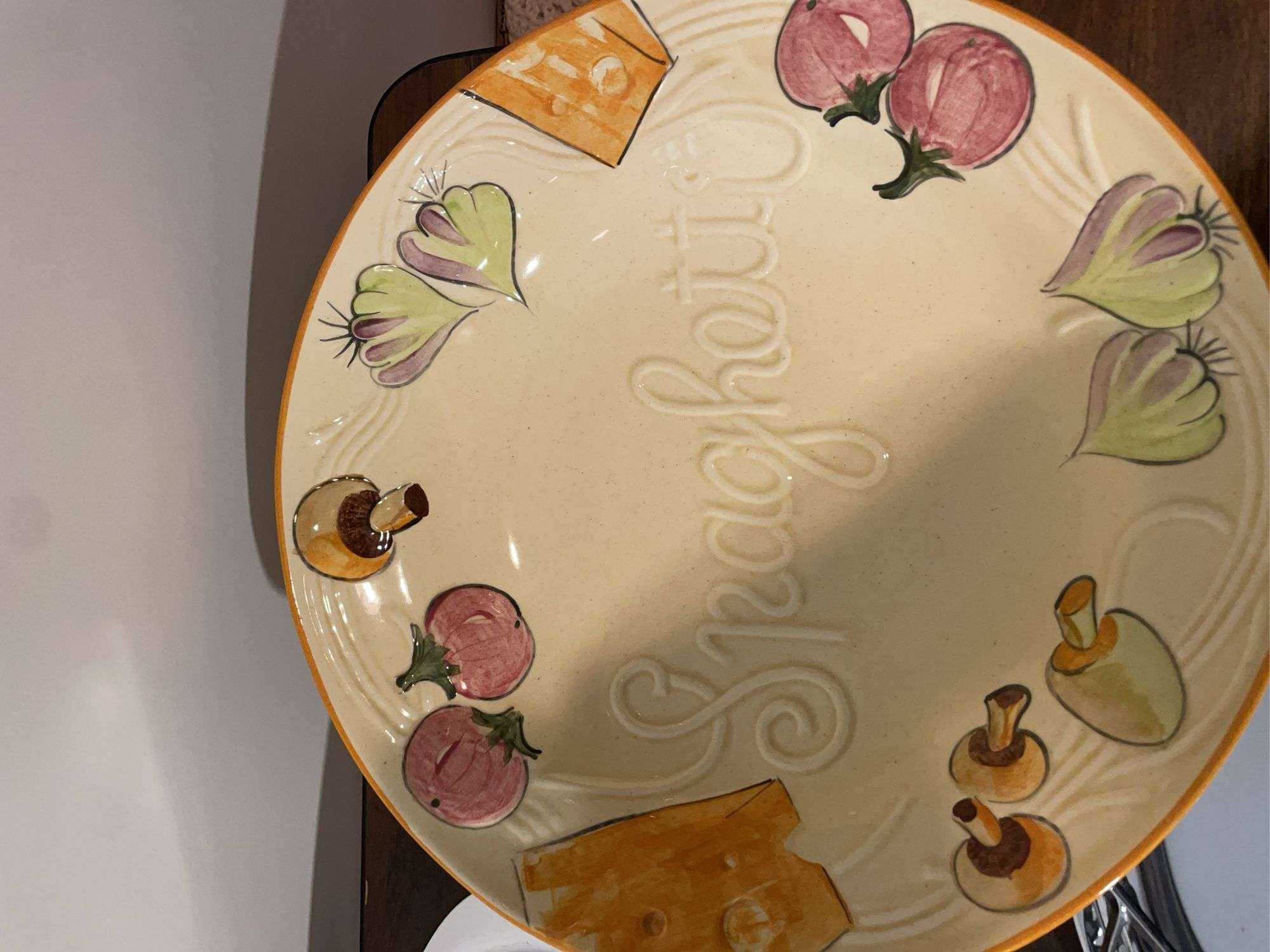 Miscellaneous serving dishes and trays