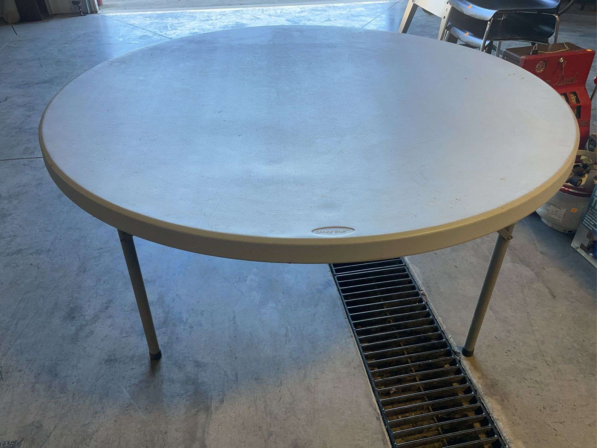 Office Star round table - 60" wide
