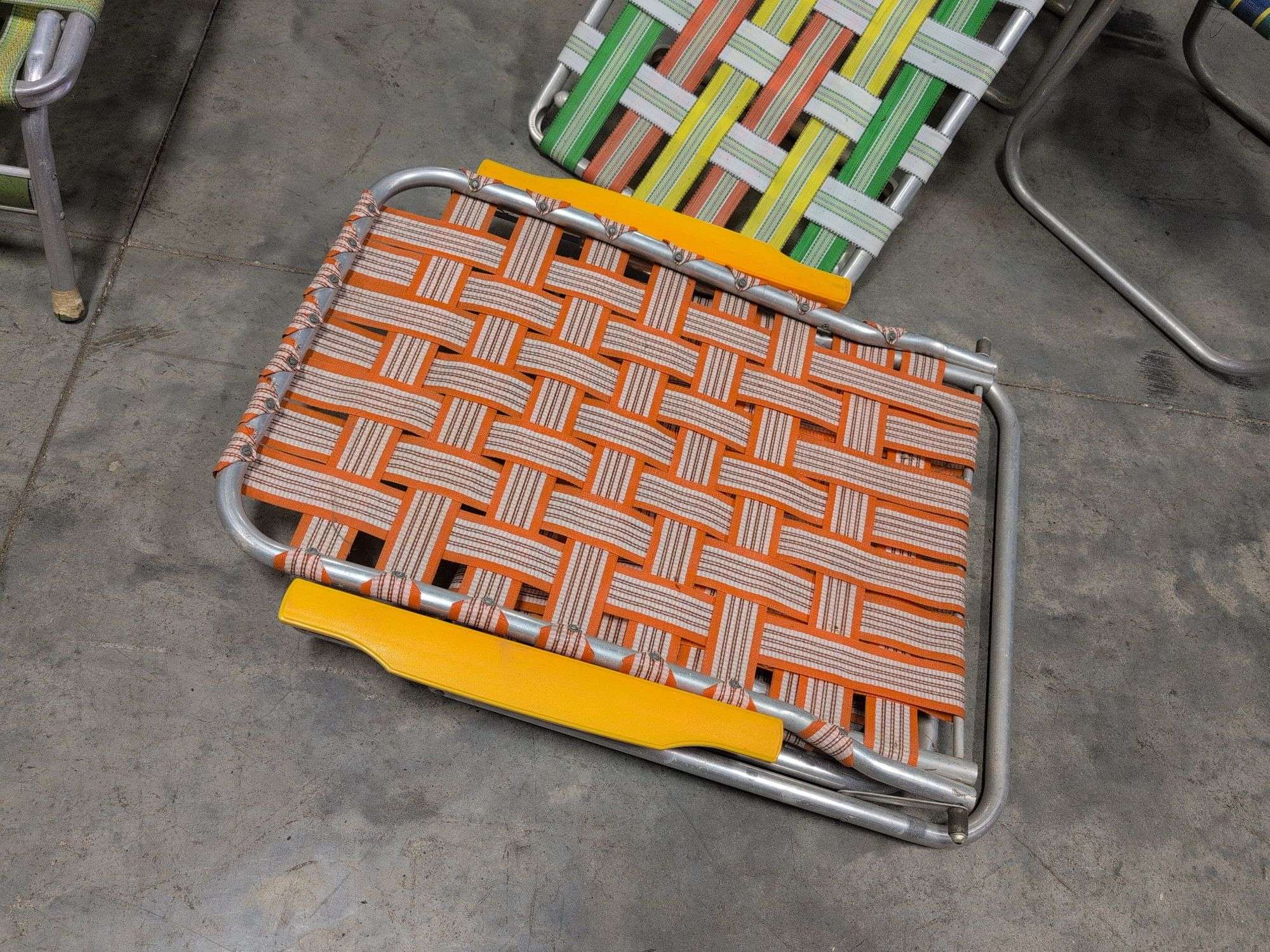 (5) outdoor/beach foldable chairs - dirty, some broken