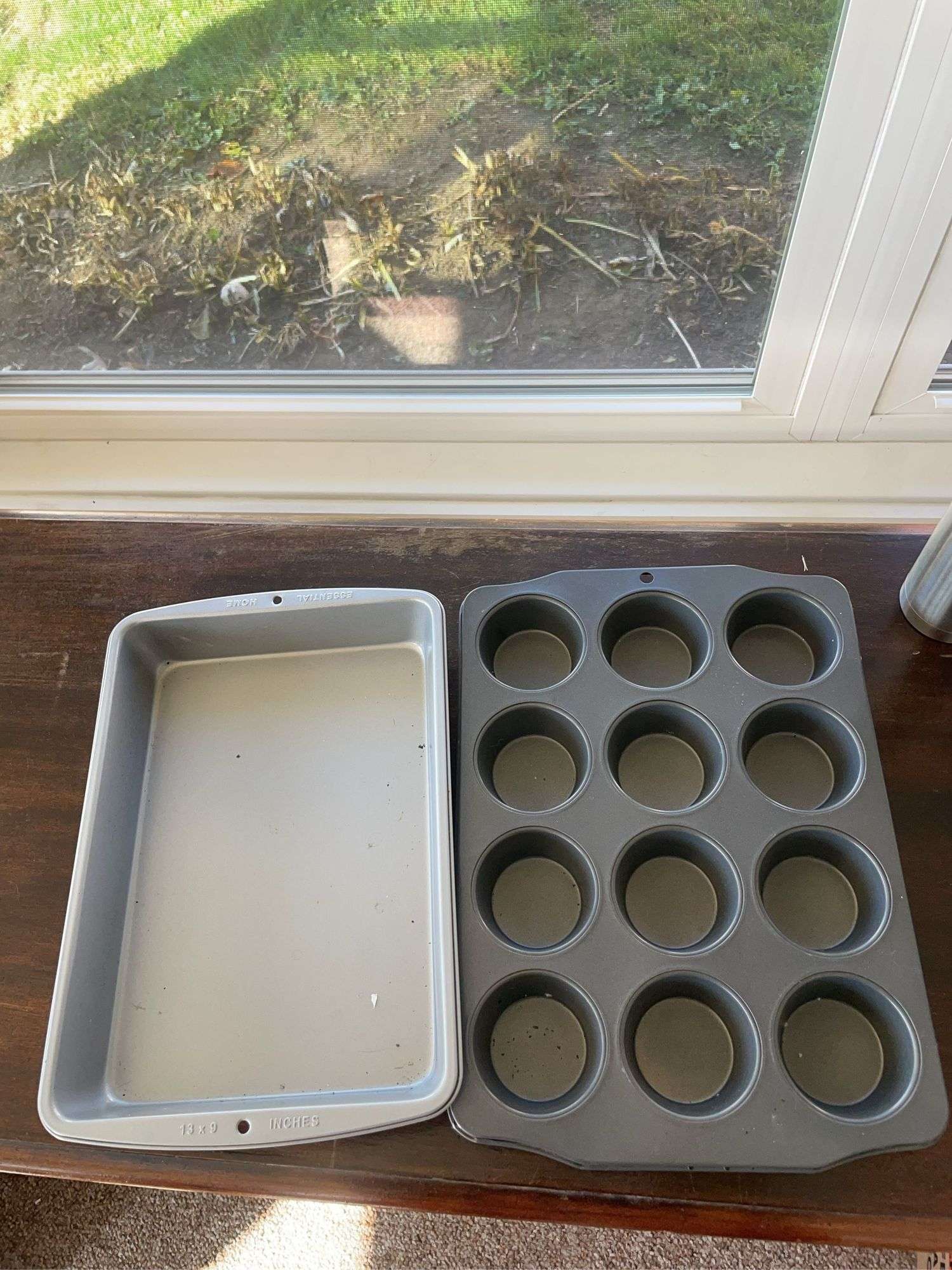 Lot of kitchen items including Rubbermaid containers, cupcake & cake pan & more