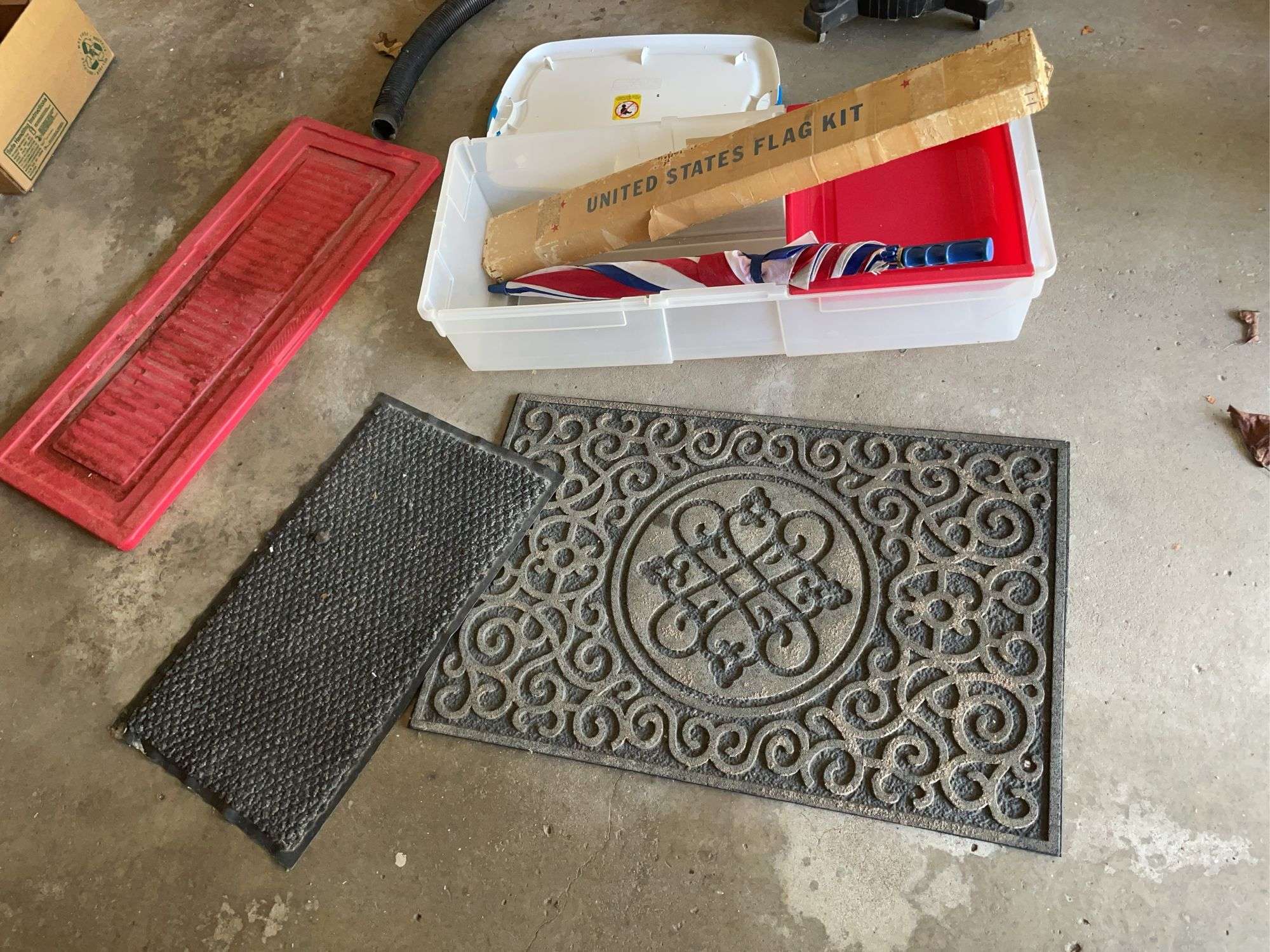 (2) rugs, umbrella, US flag kit & tote