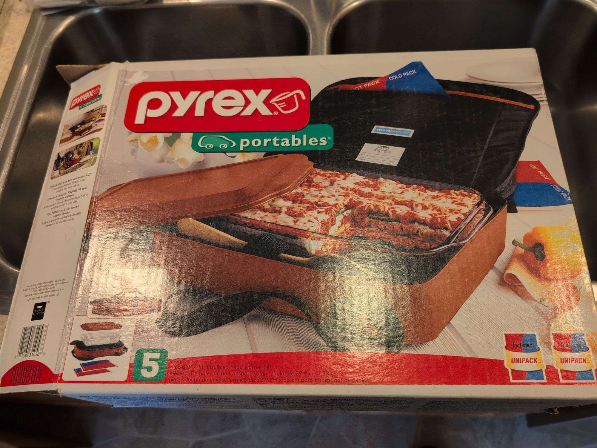 Pyrex portable food carrier set